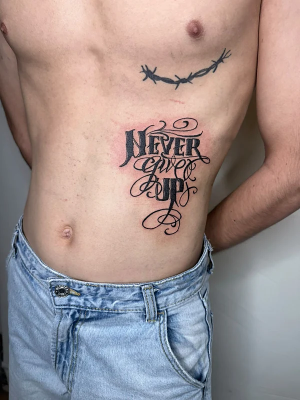 Never give up dövmesi · karın