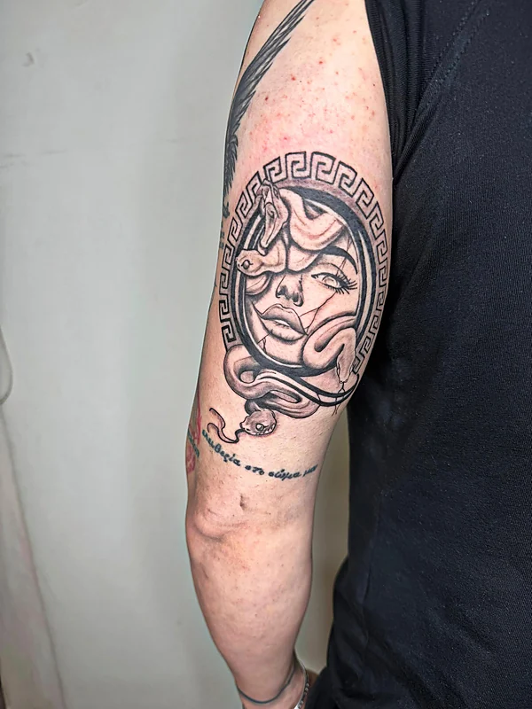 Medusa dövmesi · üst kol